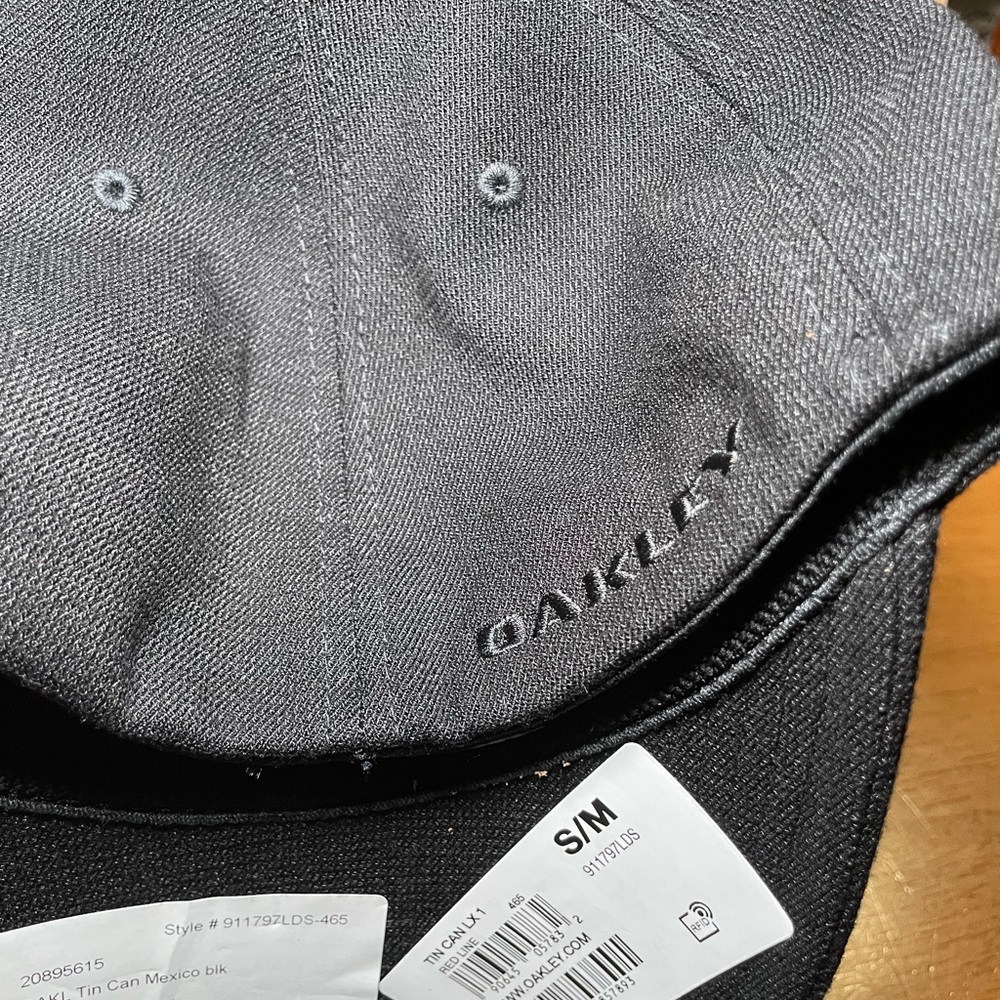 OAKLEY HATS Tin Can Mexico bik
SIZE S/M
$34.99 US
S/M
WWW.OAKLEY.com - Picture 6 of 7